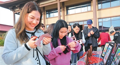 留學(xué)生學(xué)"非遺"感受中國(guó)文化魅力
